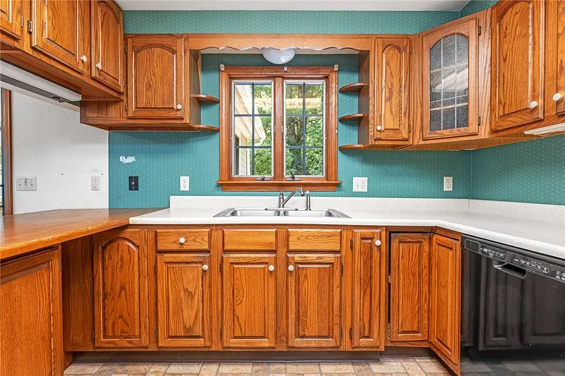 590 Shannock Road Photo 10