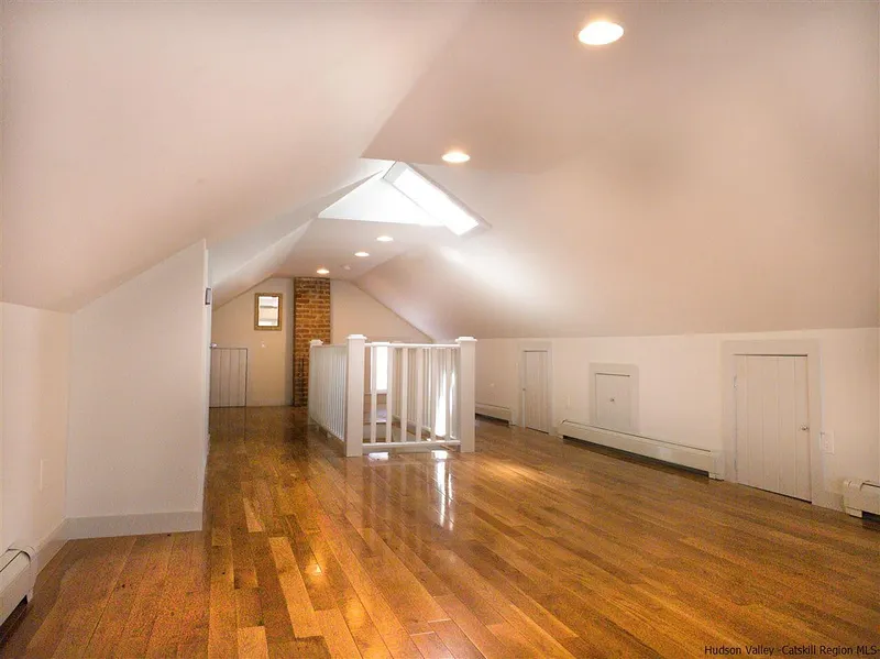 1091 Albany Post Road Photo 9