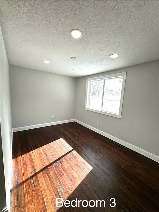 76 Foster St Photo 20
