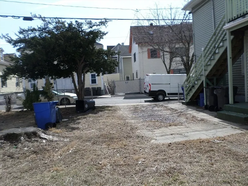 57 Bloomingdale St Photo 4