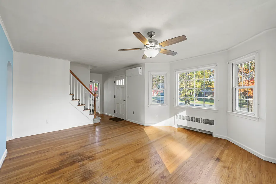 66 Roselyn Dr Photo 2