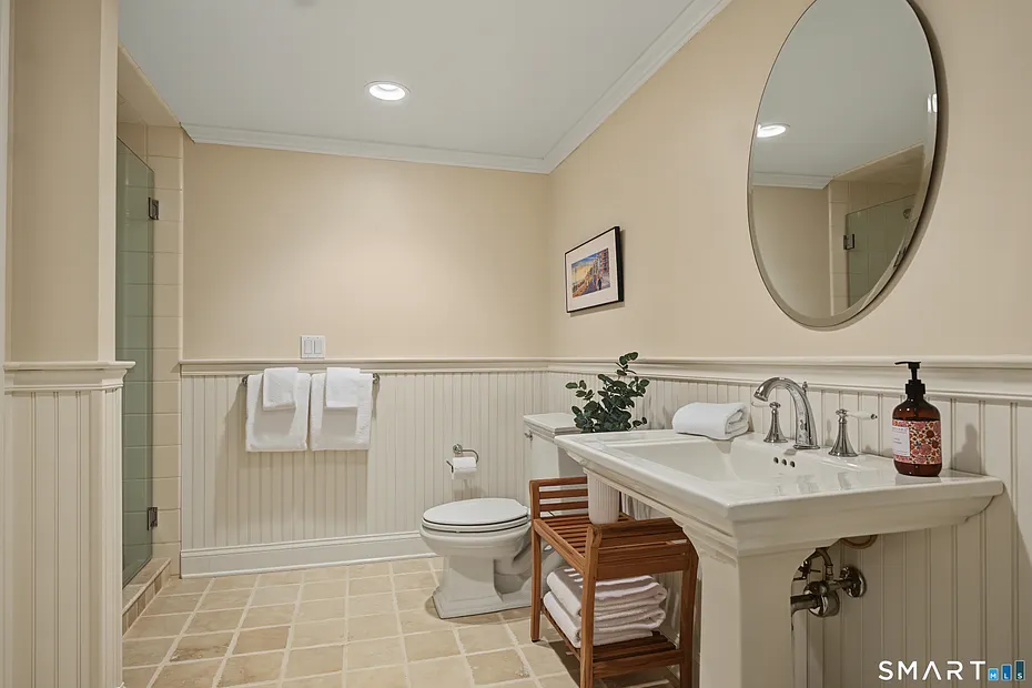373 Boston Post Road Photo 37