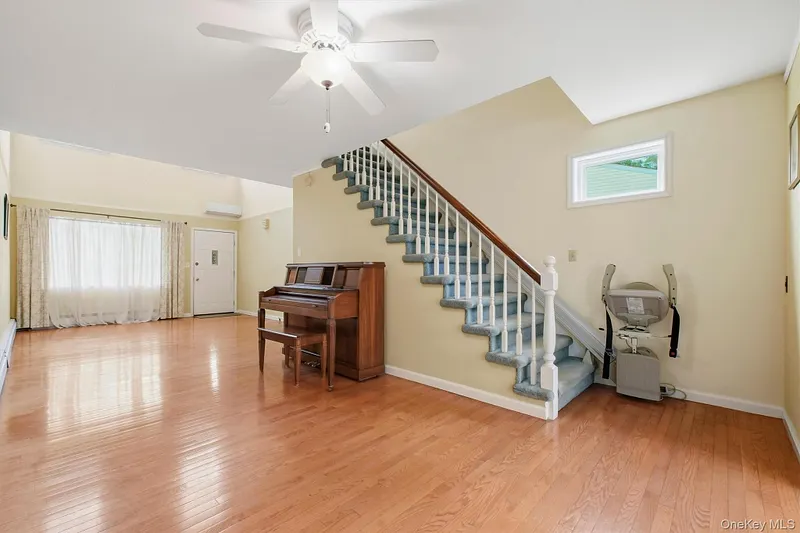1069 Wolcott Avenue Photo 8