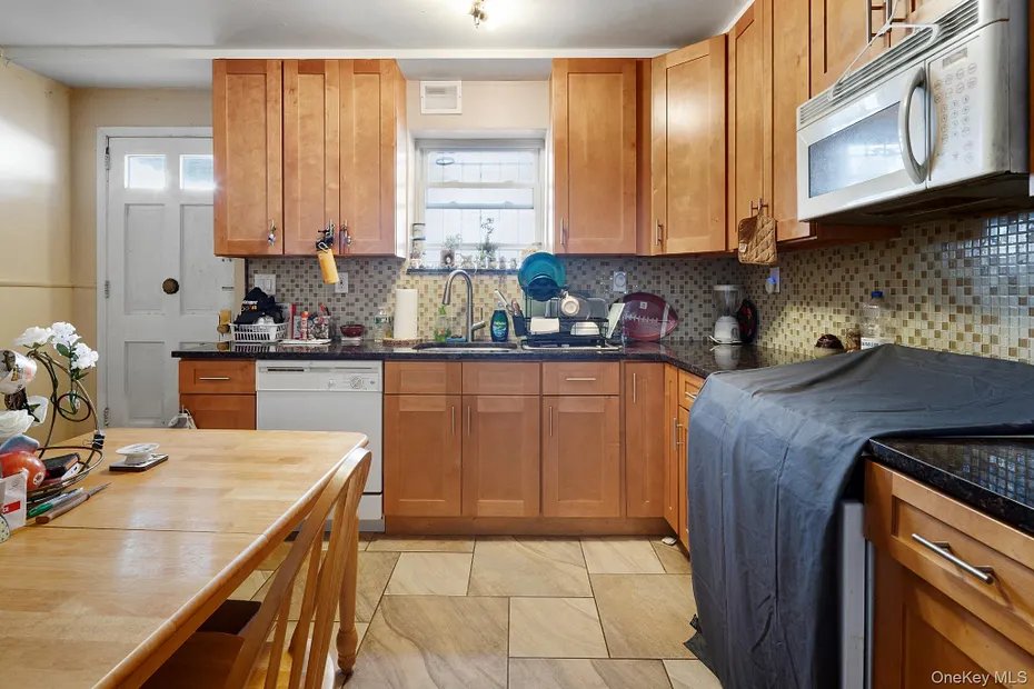 2562 Seymour Avenue Photo 11