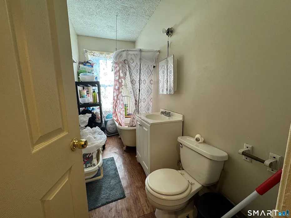 450 Franklin Avenue Photo 10