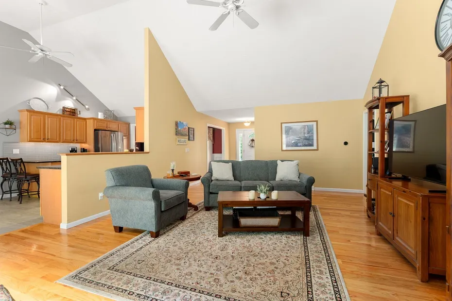 75 Hillcrest Circle Photo 8