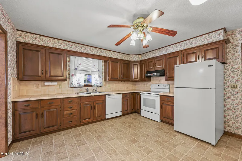 64 Devonshire Dr Photo 21
