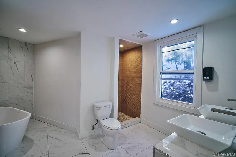 189 Mcnamara Road Photo 7