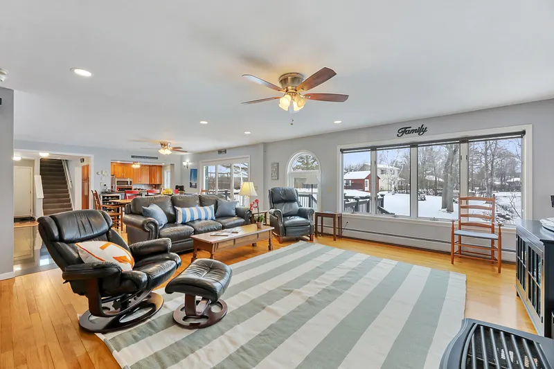 593 Lakeway Dr Photo 9