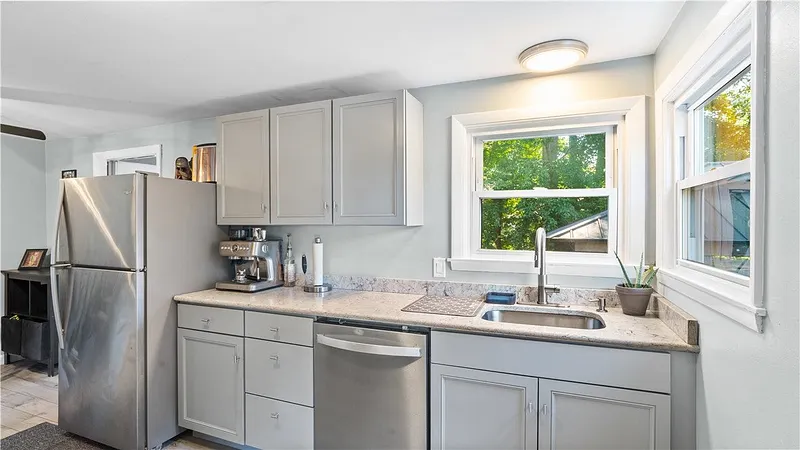 52 Brentwood Avenue Photo 5