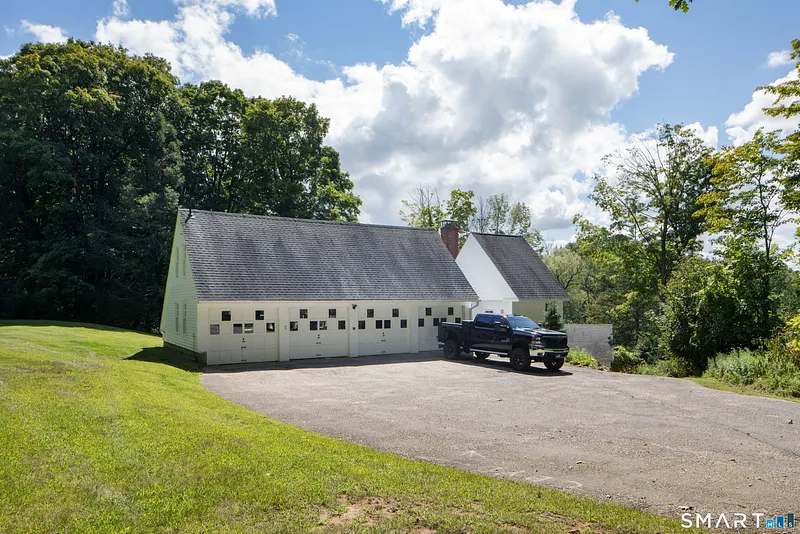 16-18 Laurel Way Photo 40