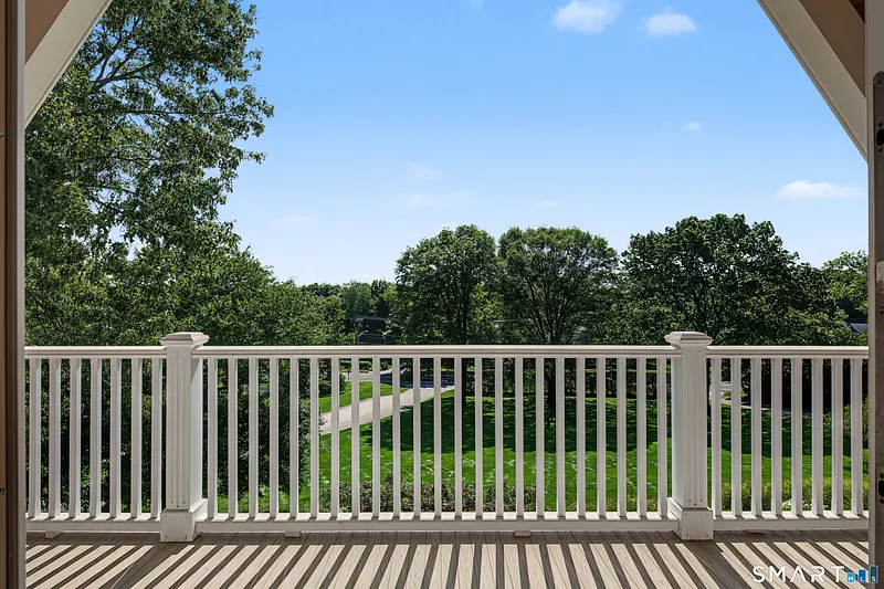 373 Boston Post Road Photo 22