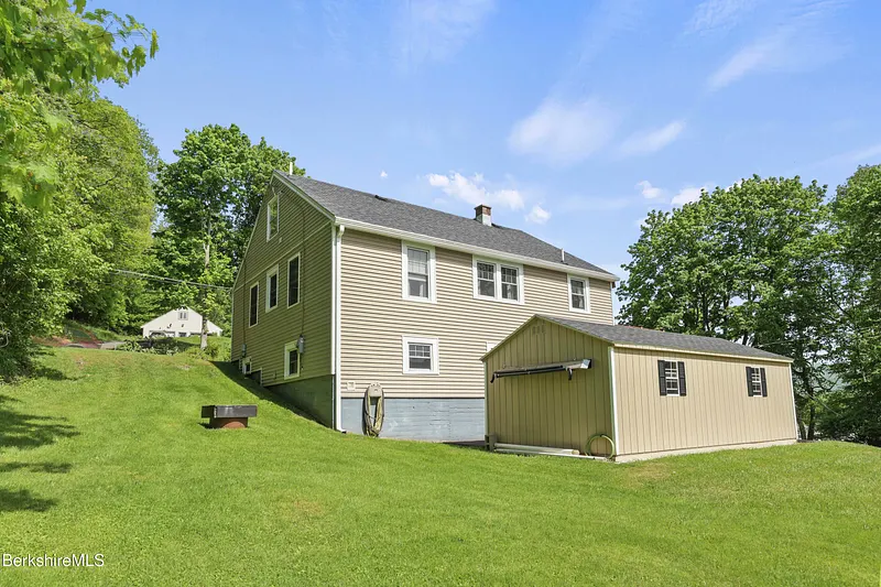 457 N Eagle St Photo 21