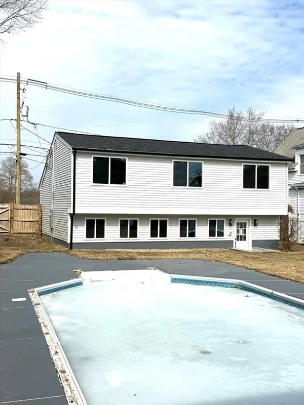 76 Foster St Photo 3