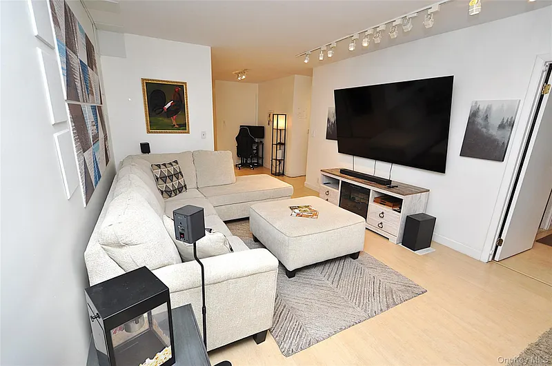 230 Garth Road  #3B1 Photo 10