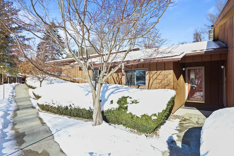 60 Churchill Crest Photo 1