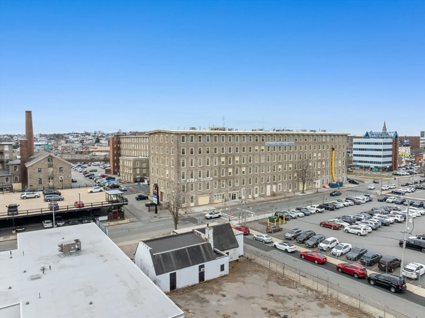 326 Pleasant St Photo 4