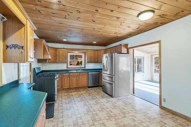 34 Pleasant St Photo 6