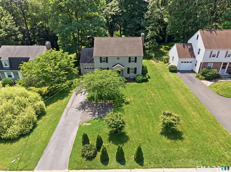 2409 Albany Avenue Photo 3
