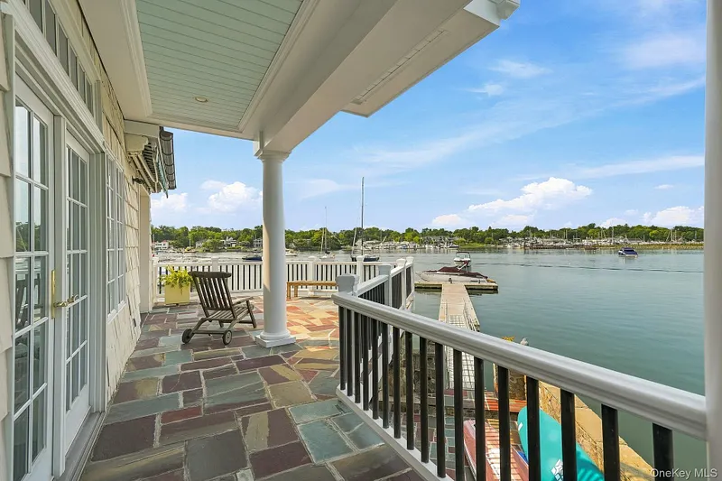 522 The Parkway Photo 3