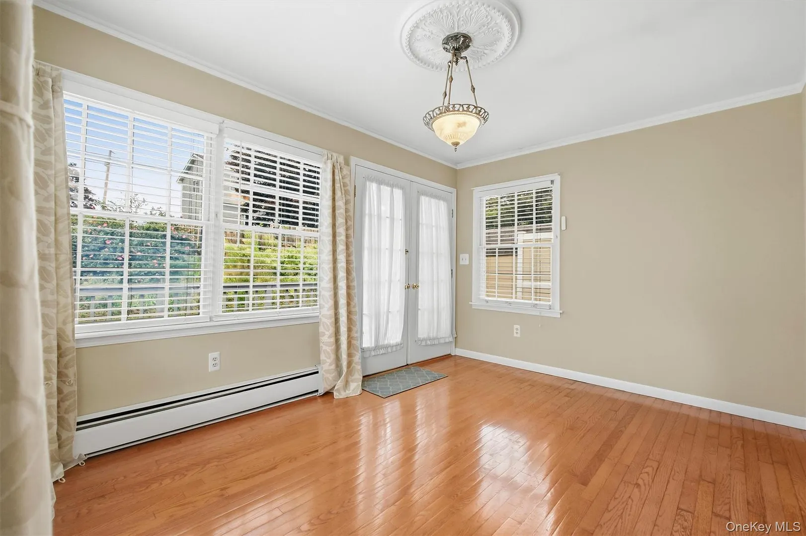 1069 Wolcott Avenue Photo 12