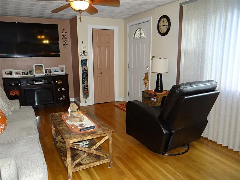 25 Marshall Ave Photo 9