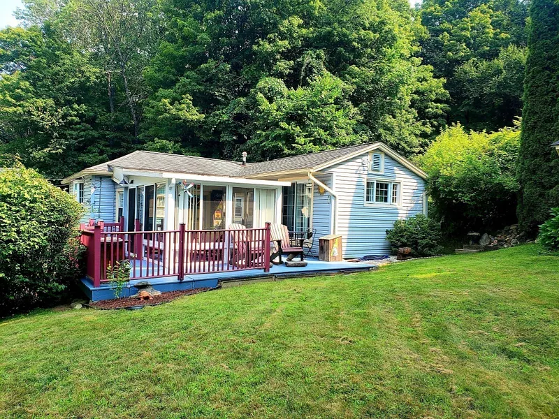 28 Hampden St Photo 1