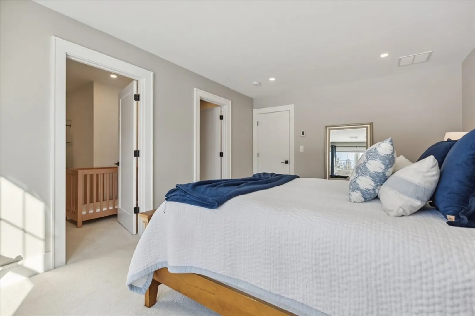 16 Crown Road Photo 32