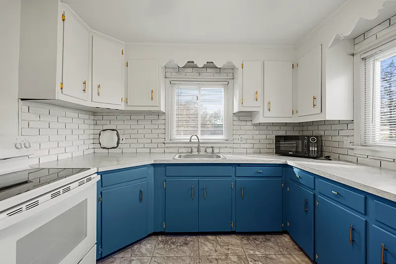 66 Roselyn Dr Photo 3