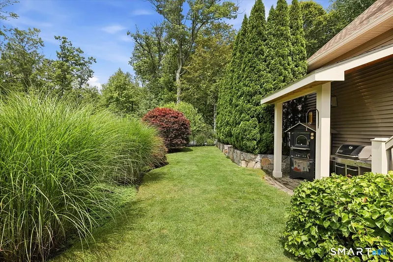 7 West Farms Lane Photo 32