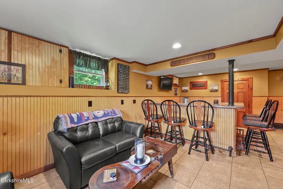 457 N Eagle St Photo 16