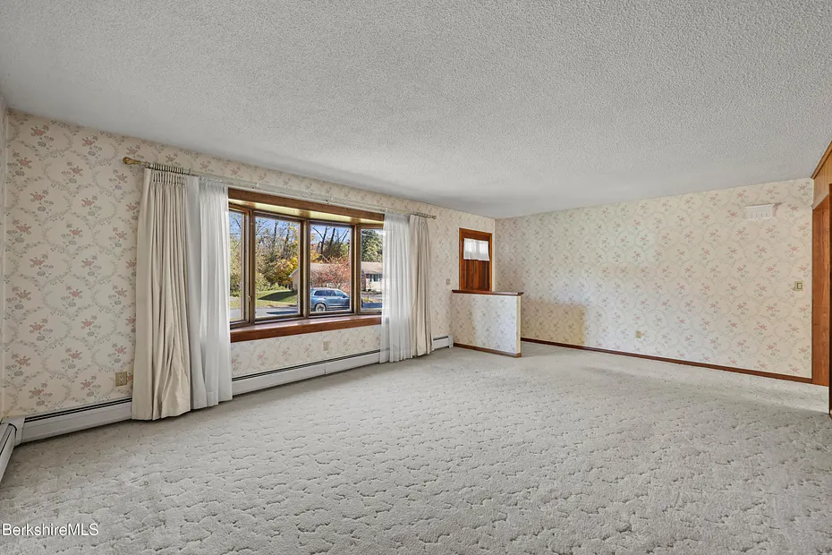 64 Devonshire Dr Photo 11