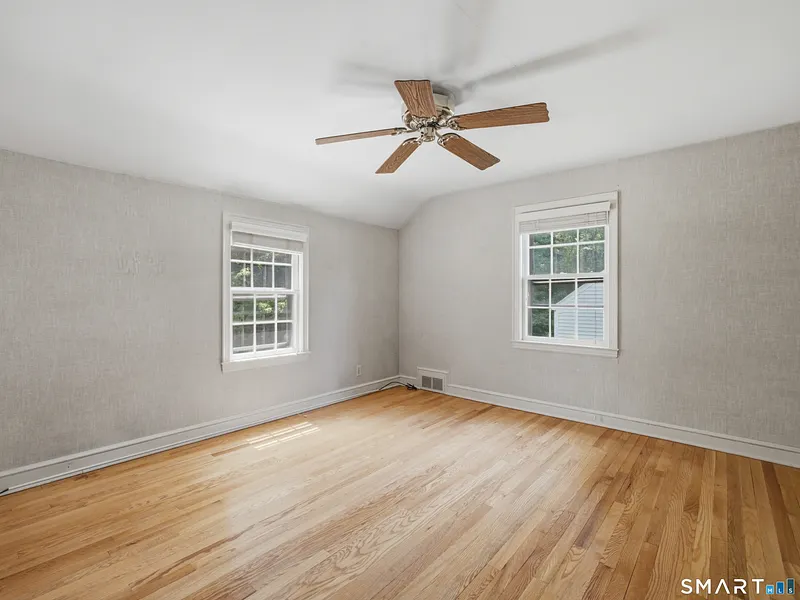 2409 Albany Avenue Photo 23