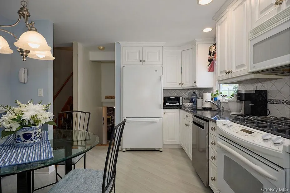 8 Carroll Drive Photo 21