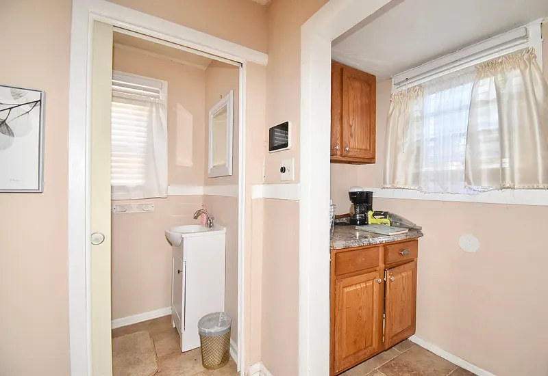 1245 Bay St Photo 22