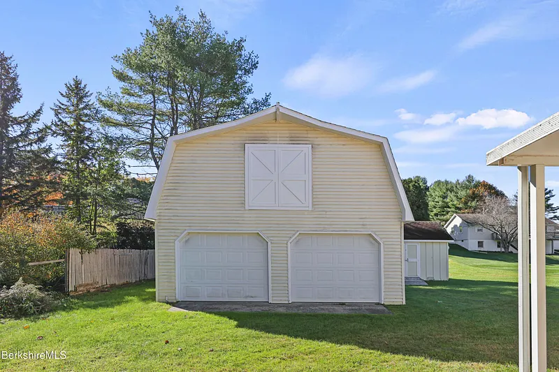 64 Devonshire Dr Photo 53