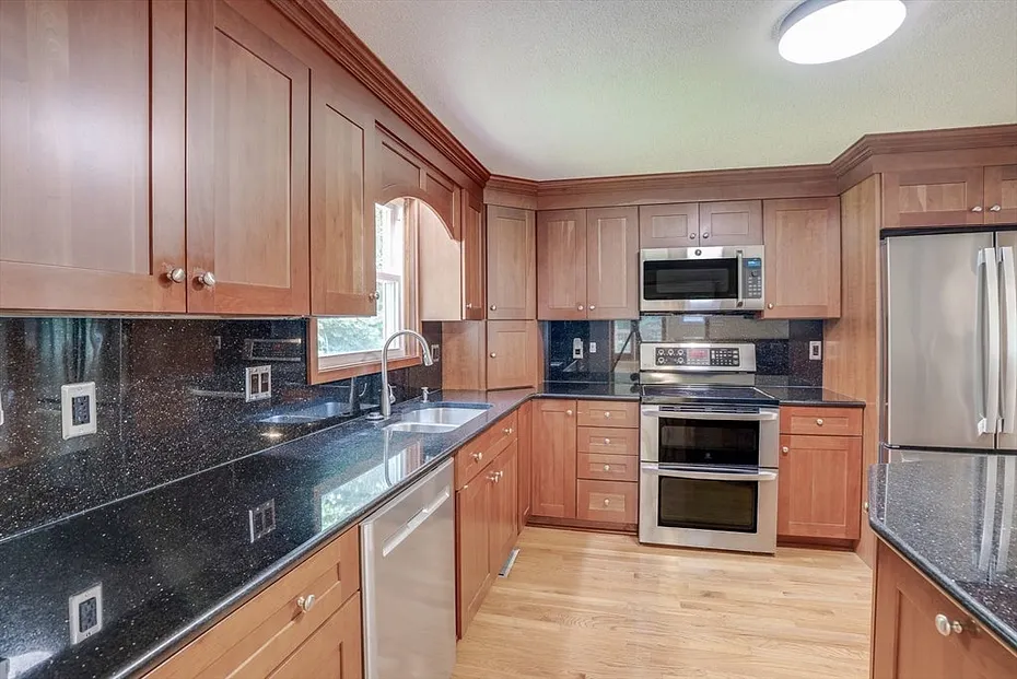 680 East Street Photo 7