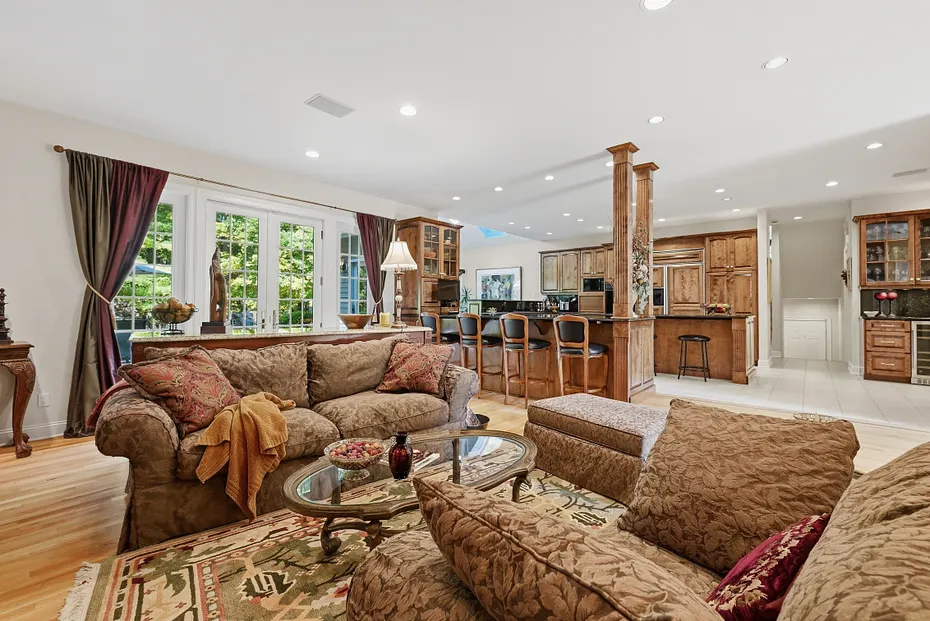 10 Taunton Hill Road Photo 7