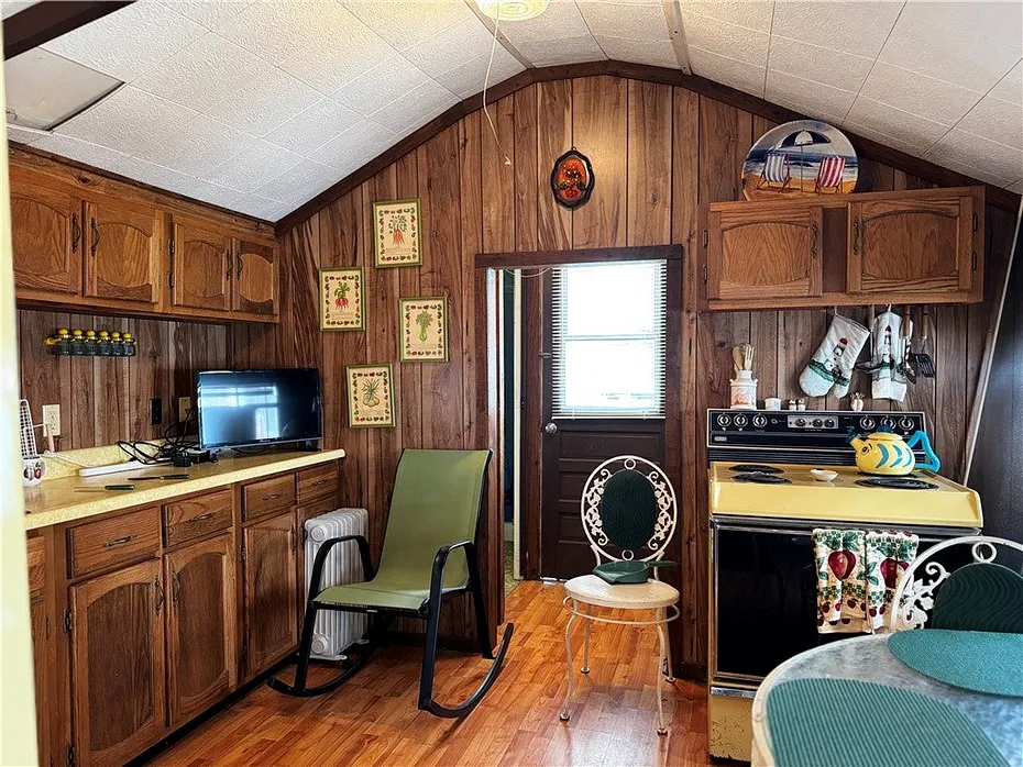 16 East Andrew Comstock Avenue Photo 10