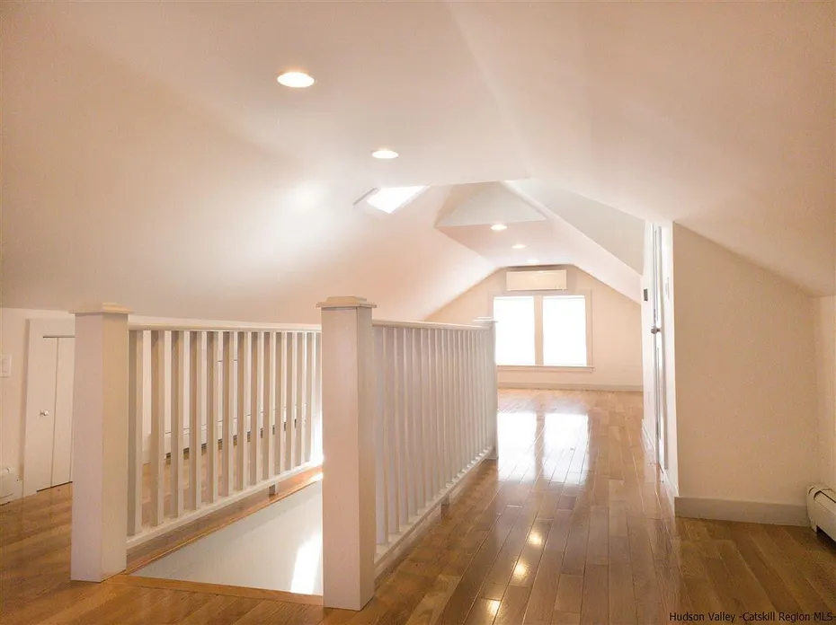1091 Albany Post Road Photo 8