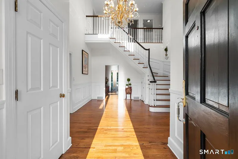 152 West River Street Photo 4