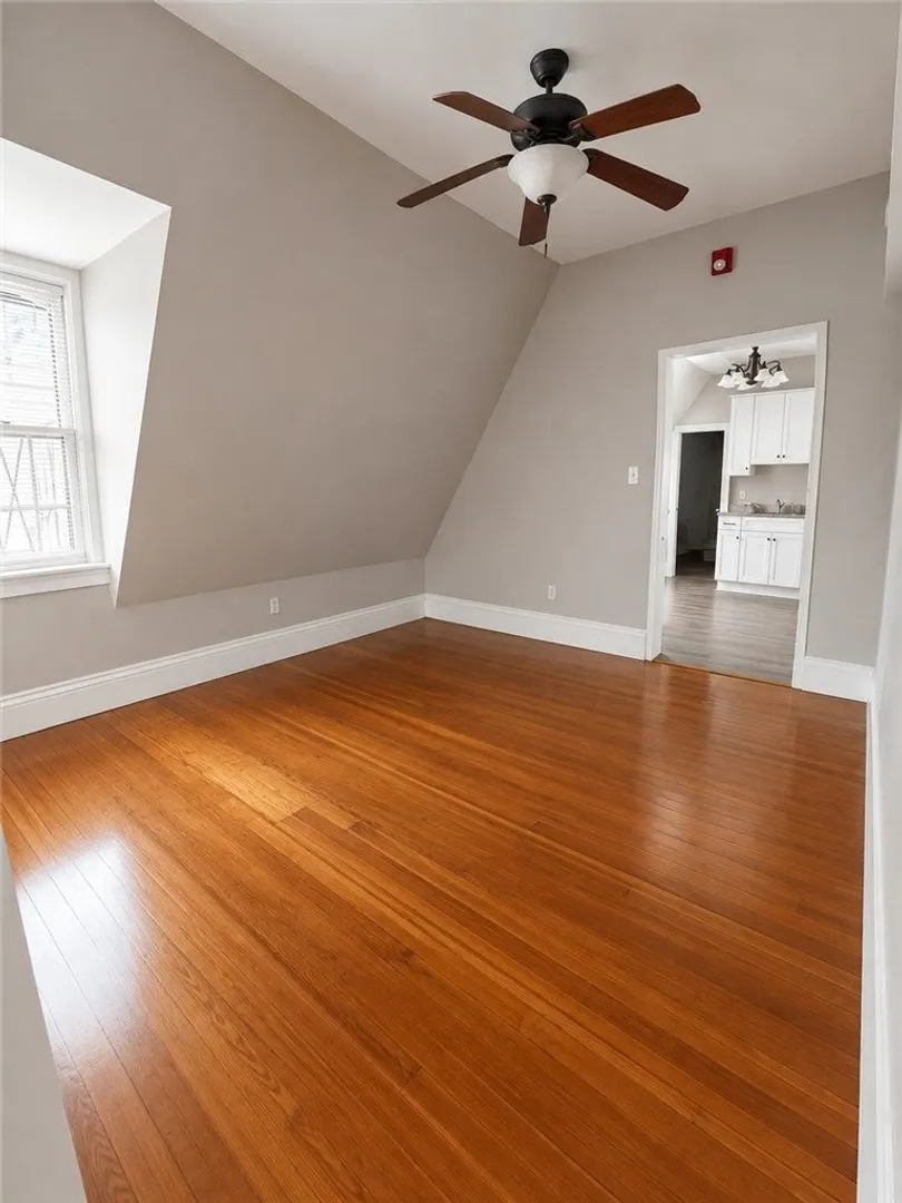 390 Broadway Avenue Photo 5