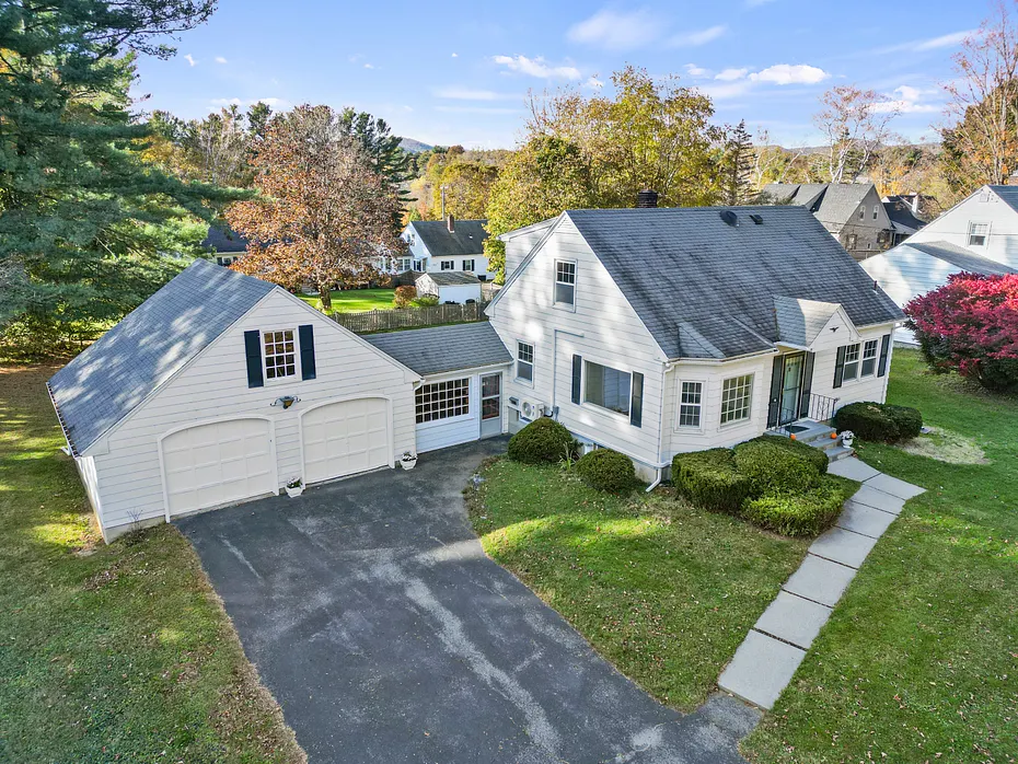 66 Roselyn Dr Photo 1