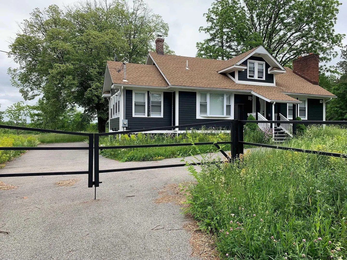 1091 Albany Post Road Photo 2