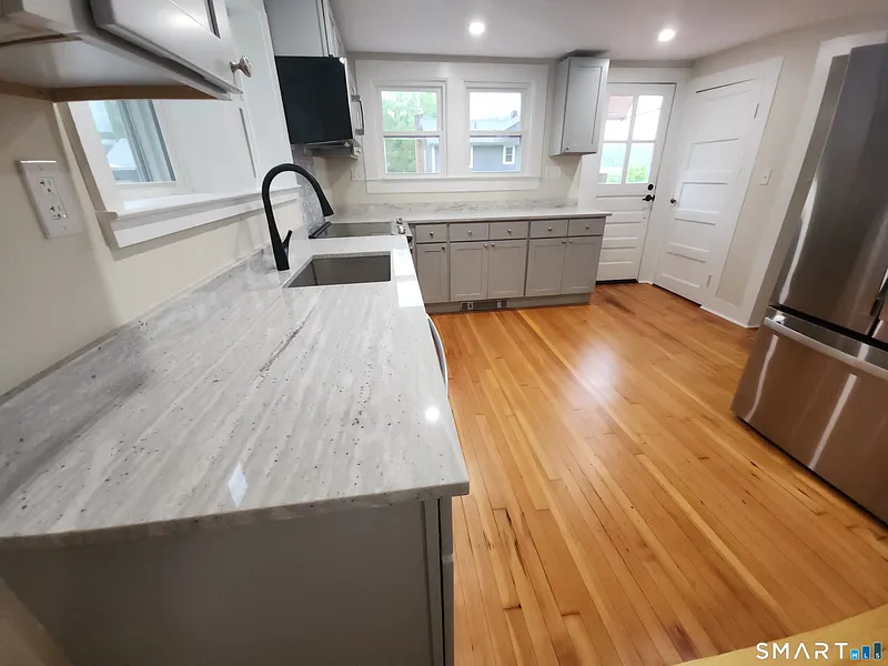 20 Hicksville Road Photo 4
