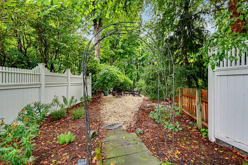 2 Evergreen Avenue Photo 20
