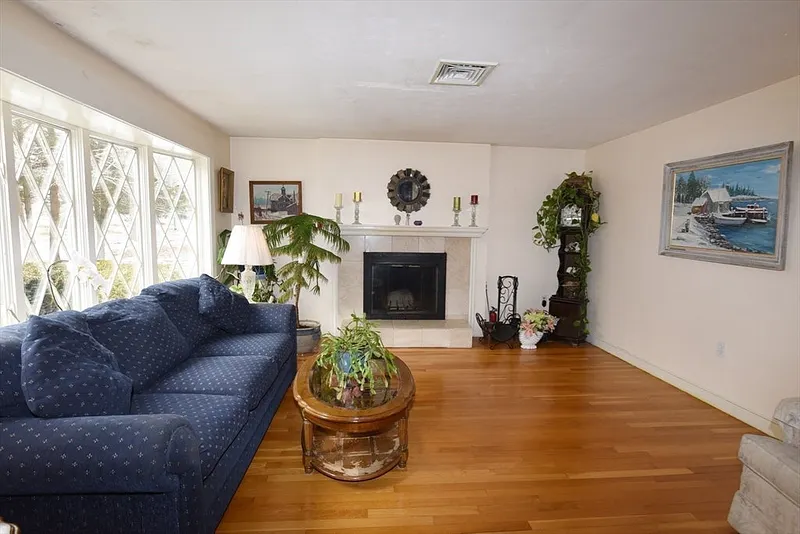 366 Webster St Photo 8