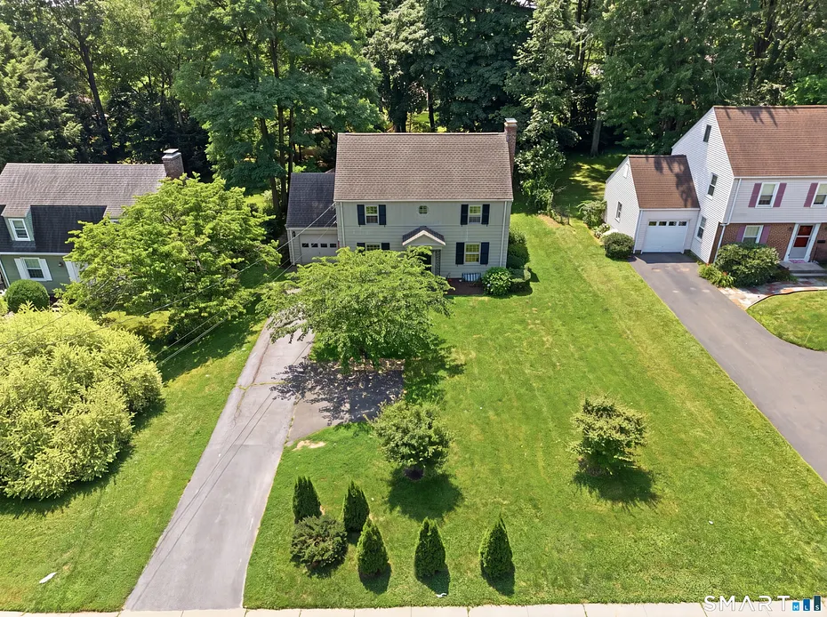 2409 Albany Avenue Photo 3