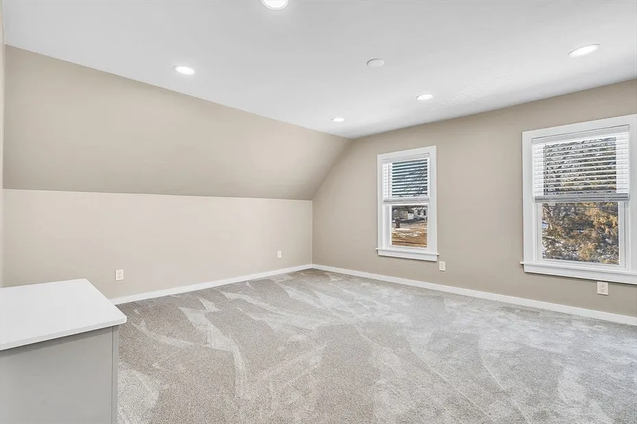 34 Pleasant St Photo 17