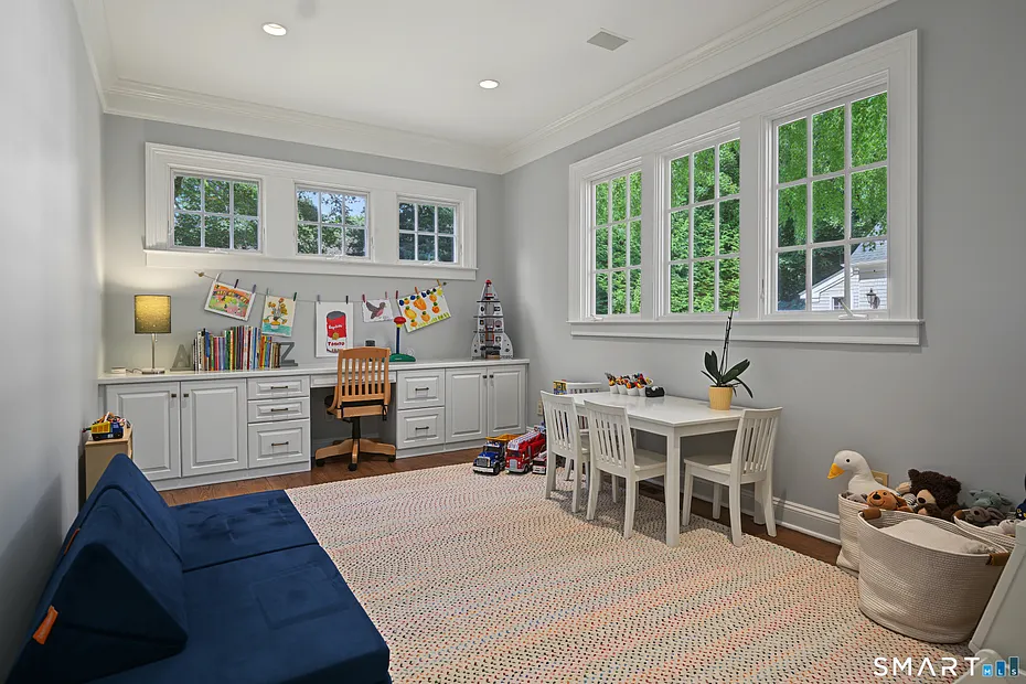 373 Boston Post Road Photo 13